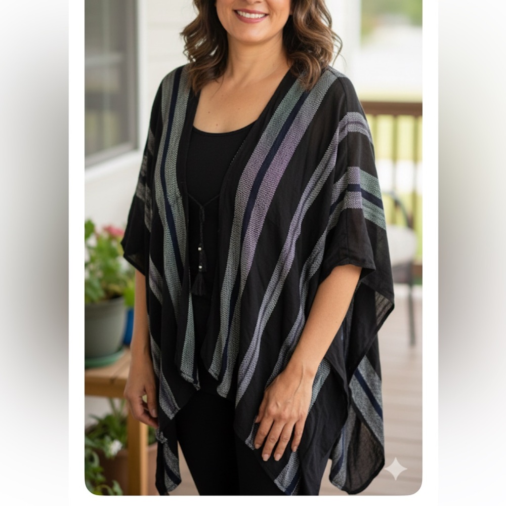 Time and Tru Black and White Patterned Kimono